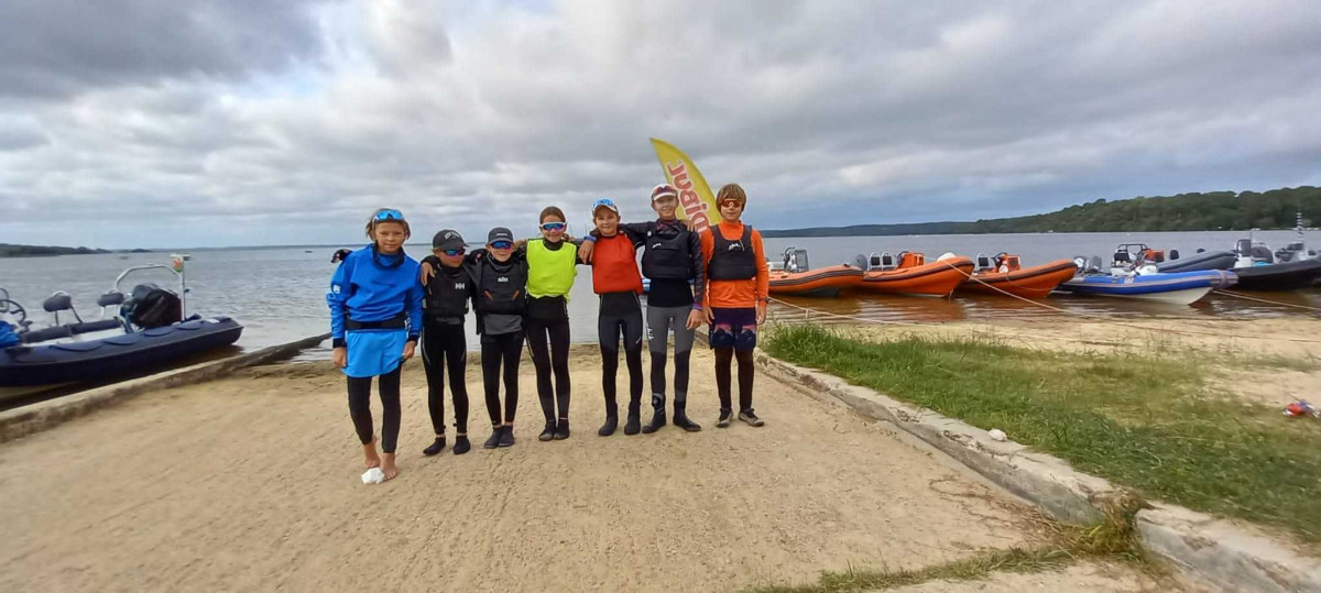Team Optimist Compétition du Yacht Club de Cannes  (de gauche à droite) : Andréa, Léa, Satine, Julie, Capucine, Louise et Thibault