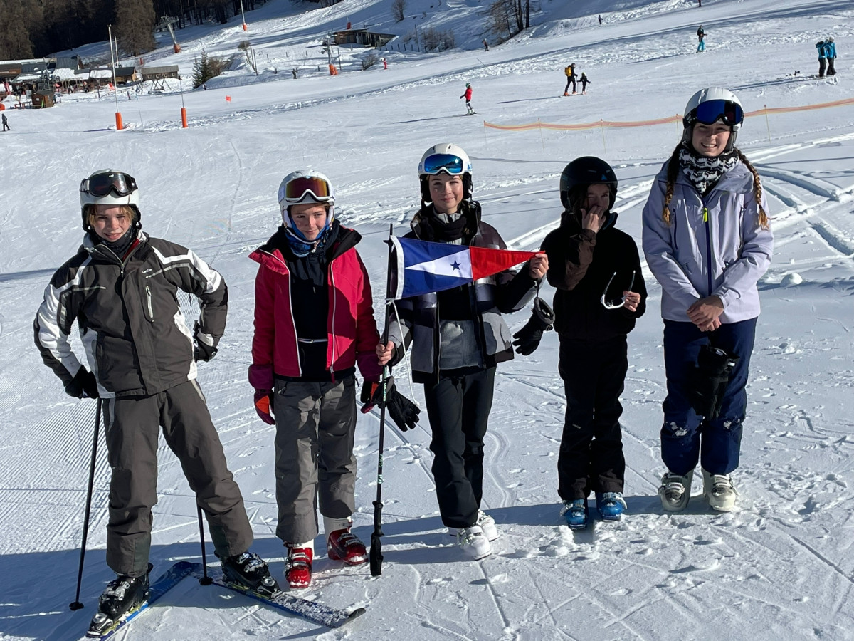 Nos jeunes optimist compétition (de g à d : Thibault, Julie, Capucine, Léa et Louise) venus soutenir Niclas et Frederic au Ski-voile 2023