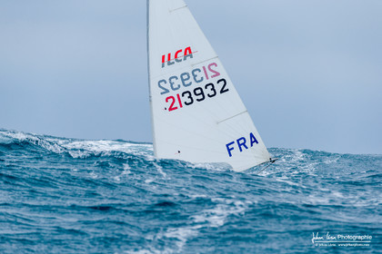JB Bernaz et les ILCA du Yacht Club de Cannes dans la brise