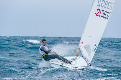 JB Bernaz et les ILCA du Yacht Club de Cannes dans la brise