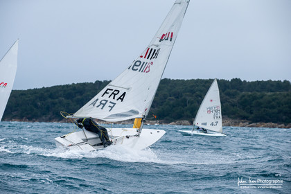 JB Bernaz et les ILCA du Yacht Club de Cannes dans la brise