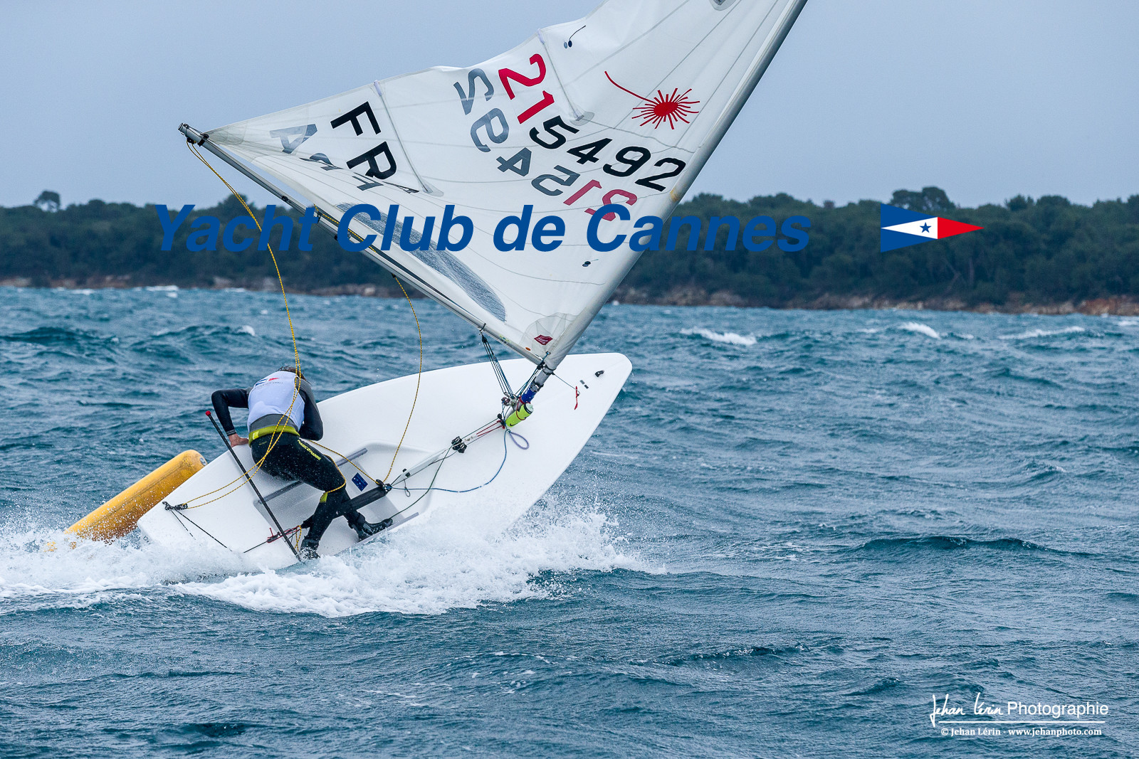 JB Bernaz et les ILCA du Yacht Club de Cannes dans la brise