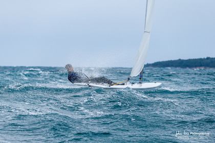JB Bernaz et les ILCA du Yacht Club de Cannes dans la brise