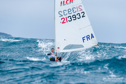 JB Bernaz et les ILCA du Yacht Club de Cannes dans la brise