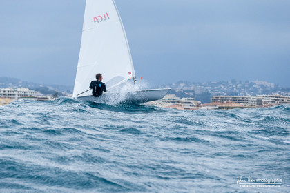 JB Bernaz et les ILCA du Yacht Club de Cannes dans la brise