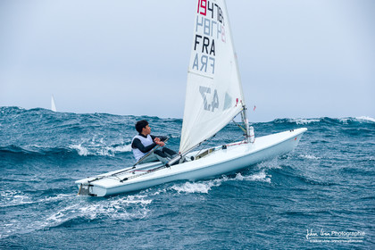 JB Bernaz et les ILCA du Yacht Club de Cannes dans la brise